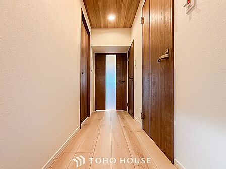 上質感漂う廊下。居住者の帰り、訪れる方を優しく迎える・安らぎに満ちた生活空間を予感させる。