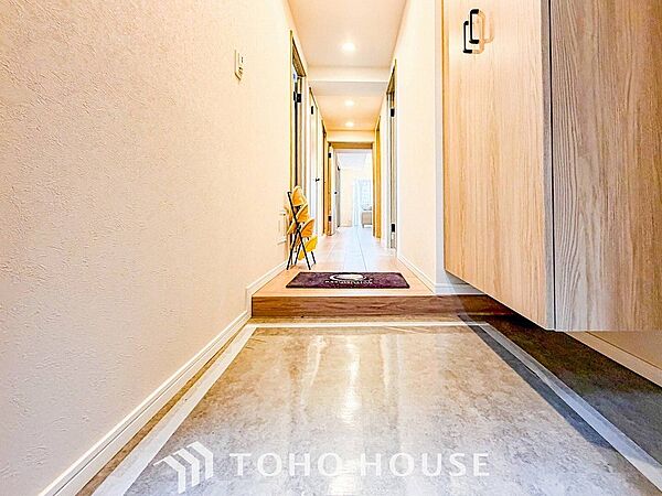 居住者の帰り、訪れる方を優しく迎えてくれる開放感のある玄関。
