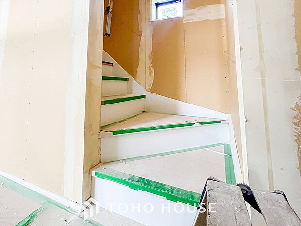パブリックゾーンとプライベートゾーン繋ぐ階段。豊かな陽光が注ぎ込み、爽やかな住空間を演出。