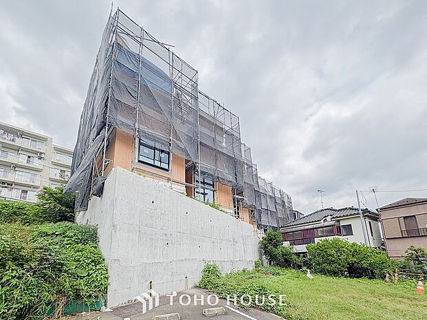 堂々たる趣ながら、主張し過ぎずどこか余裕を感じさせるシャープなフォルムで佇む邸宅。