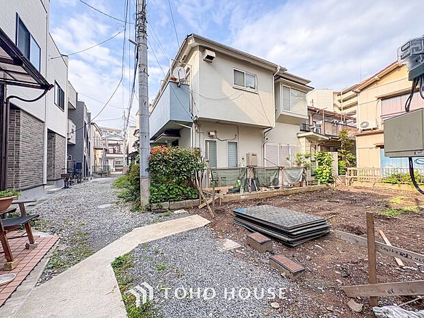 落ち着きのある閑静な住宅街に佇む邸宅。きっとここからご家族のかけがえのない想い出が作られることでしょう。