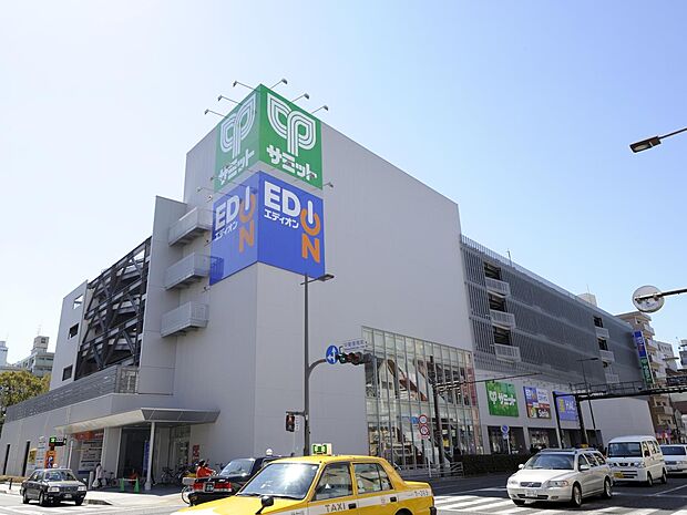 食品から日用品、お惣菜や焼き立てパンまで幅広く取り扱っているので、日常的なお買い物に便利!百円ショップも館内にあります。
