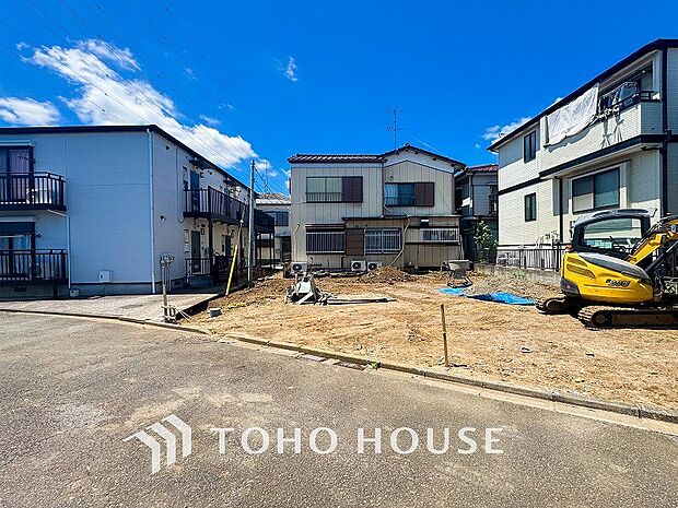 前面道路含む現地写真『快適』は「家」と「街」と「環境」が調和した時に訪れるだと改めて感じさせてくれます。