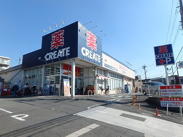 処方箋の受付も行うドラッグストア。食品・お米などの取り扱いもあります。