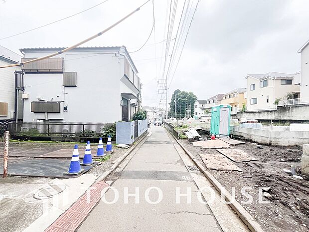 前面道路含む現地写真『快適』は「家」と「街」と「環境」が調和した時に訪れるだと改めて感じさせてくれます。