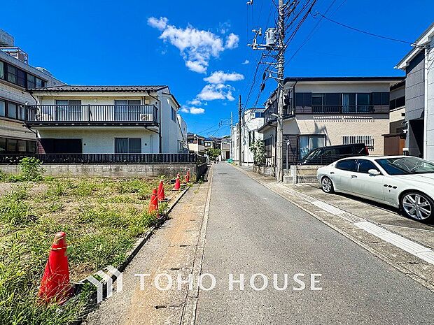 前面道路含む現地写真『快適』は「家」と「街」と「環境」が調和した時に訪れるだと改めて感じさせてくれます。