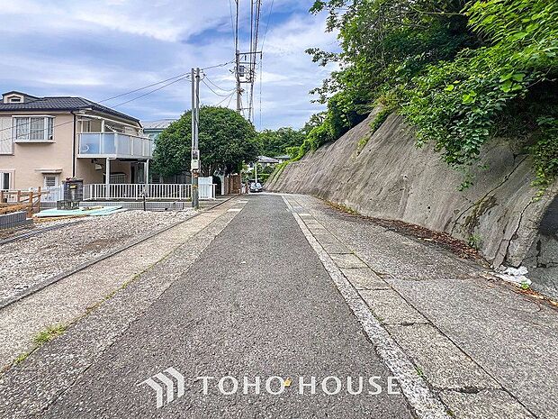 前面道路含む現地写真『快適』は「家」と「街」と「環境」が調和した時に訪れるだと改めて感じさせてくれます。