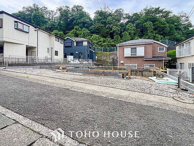 閑静な住宅街の一角、ひと時のくつろぎが生まれ、ゆっくりと愛着が育まれていきます。