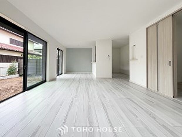 落ち着いた雰囲気に包まれた伸びやかな空間で、ゆったりと家族団らんの時間を過ごせます。