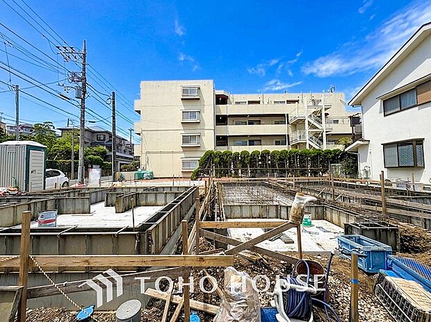 堂々たる趣ながら、主張し過ぎずどこか余裕を感じさせるシャープなフォルムで佇む邸宅。