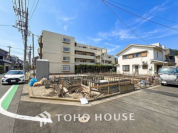 閑静な住宅街の陽当りに恵まれた土地。たくさんの想いが美しいカタチに彩られた時、そこにはひと時のくつろぎが生まれ、ゆっくりと愛着が育まれていきます。