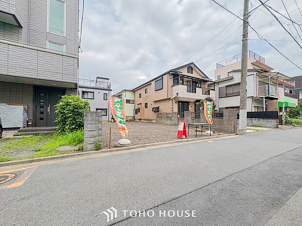 前面道路含む現地写真『快適』は「家」と「街」と「環境」が調和した時に訪れるだと改めて感じさせてくれます。
