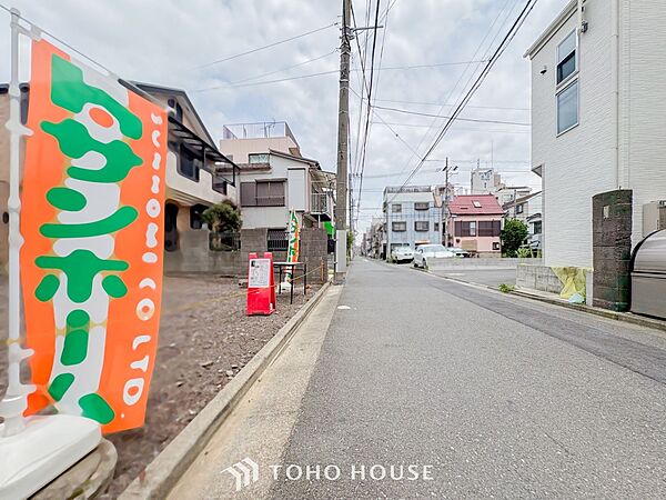 前面道路含む現地写真『快適』は「家」と「街」と「環境」が調和した時に訪れるだと改めて感じさせてくれます。