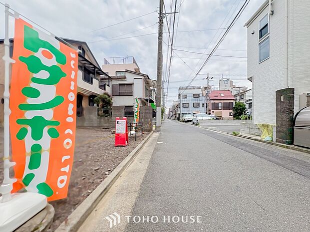 前面道路含む現地写真『快適』は「家」と「街」と「環境」が調和した時に訪れるだと改めて感じさせてくれます。