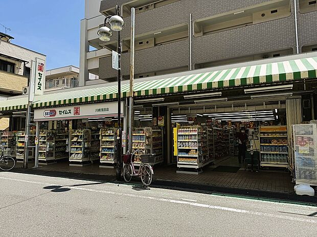 お薬や日用品はもちろん、冷凍食品・酒などをお手ごろ価格で取り揃える頼もしいお店。