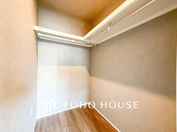 衣類だけでなく大きな荷物も収納でき、お部屋がすっきりします