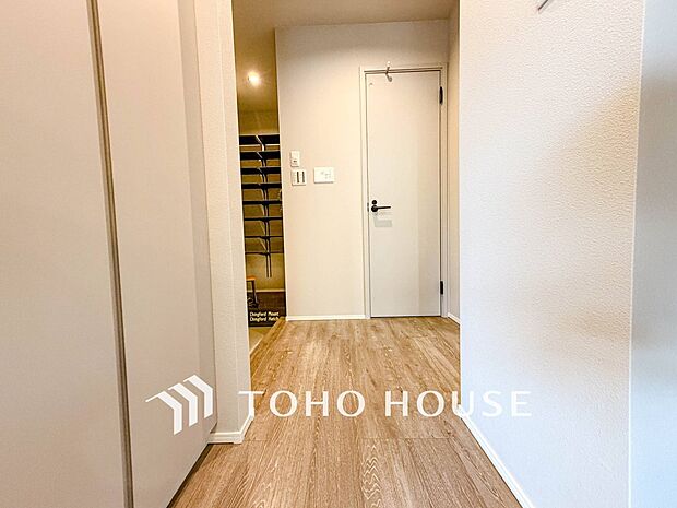 上質感漂う廊下。居住者の帰り、訪れる方を優しく迎え安らぎに満ちた生活空間を予感させます。