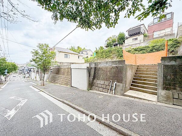 前面道路含む現地写真『快適』は「家」と「街」と「環境」が調和した時に訪れるだと改めて感じさせてくれます。