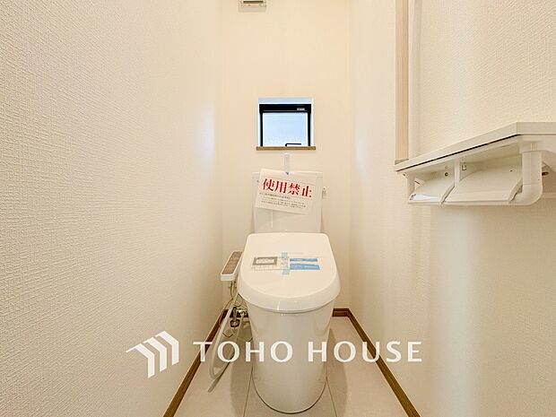 換気と明るさに配慮した清潔感溢れるトイレ。落ち着いた空間で安らぎのひとときをお過ごしいただけます。