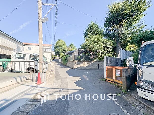前面道路含む現地写真『快適』は「家」と「街」と「環境」が調和した時に訪れるだと改めて感じさせてくれます。