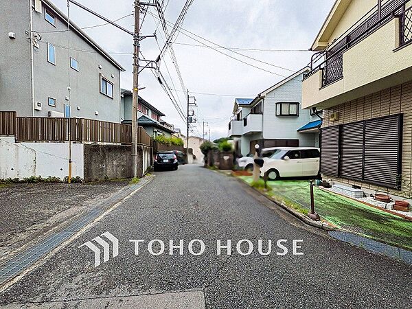 前面道路含む現地写真『快適』は「家」と「街」と「環境」が調和した時に訪れるだと改めて感じさせてくれます。