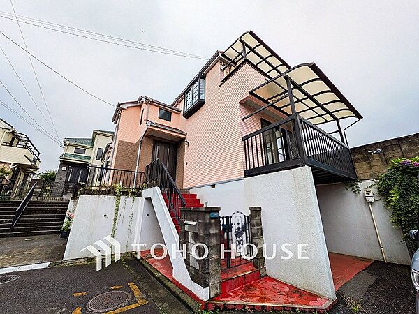 閑静な住宅街の一角、ひと時のくつろぎが生まれ、ゆっくりと愛着が育まれていきます。