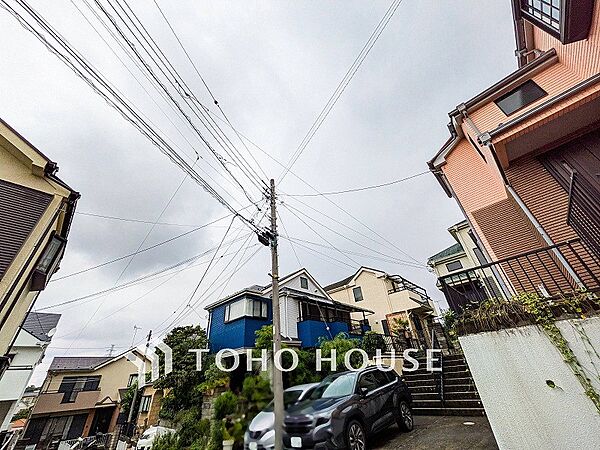 低層住宅が建ち並ぶきれいな街並みが遠くまで見渡せます。