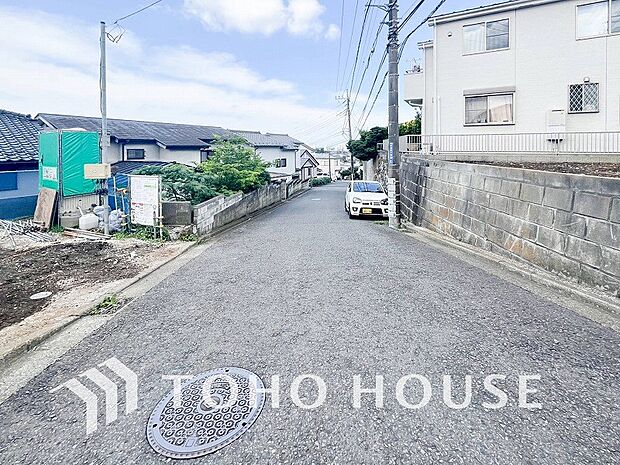 前面道路含む現地写真『快適』は「家」と「街」と「環境」が調和した時に訪れるだと改めて感じさせてくれます。