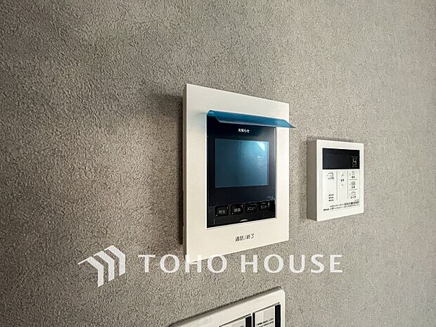 誰が来てもわかる様にモニター付きインターホンを設置。快適と安らぎを合わせた優しい設計。