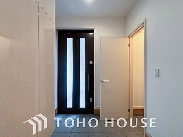 居住者の帰り、訪れる方を優しく迎えてくれる玄関です。