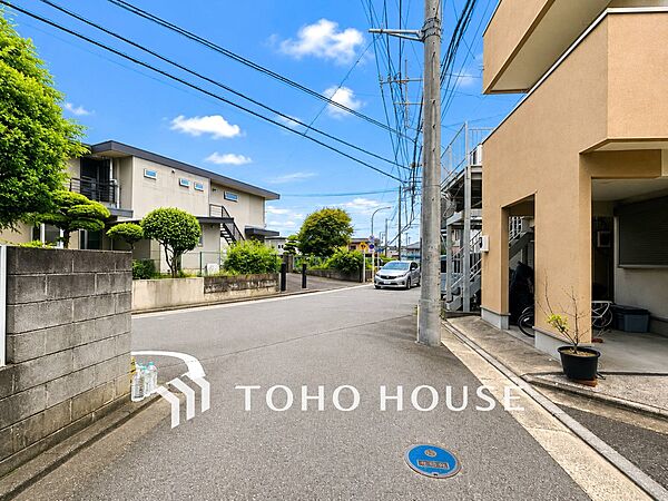 前面道路含む現地写真『快適』は「家」と「街」と「環境」が調和した時に訪れるだと改めて感じさせてくれます。