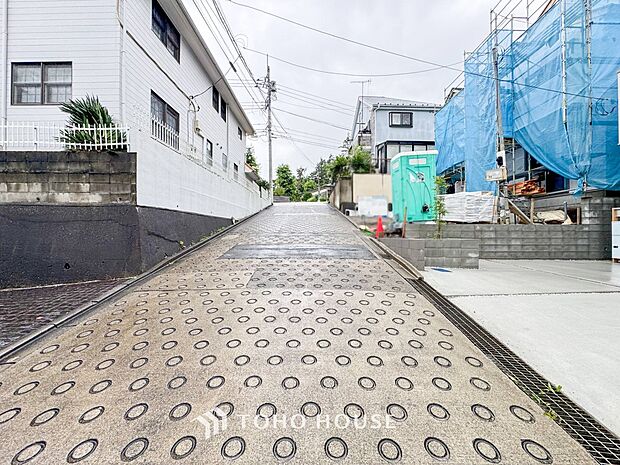 前面道路含む現地写真『快適』は「家」と「街」と「環境」が調和した時に訪れるだと改めて感じさせてくれます。