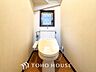 トイレ：トイレはシンプルにホワイトで統一した温水洗浄付です。