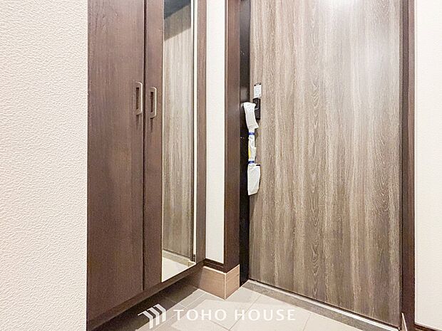 落ち着いた色を基調としていて、明るく優しい玄関となっています。
