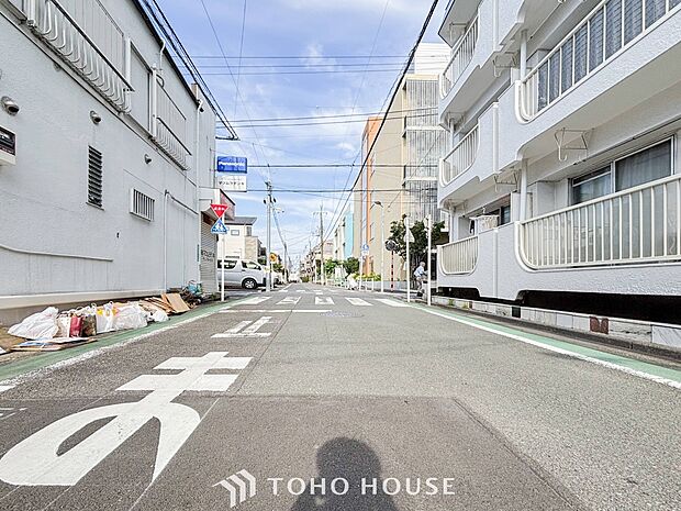 前面道路含む現地写真『快適』は「家」と「街」と「環境」が調和した時に訪れるだと改めて感じさせてくれます。