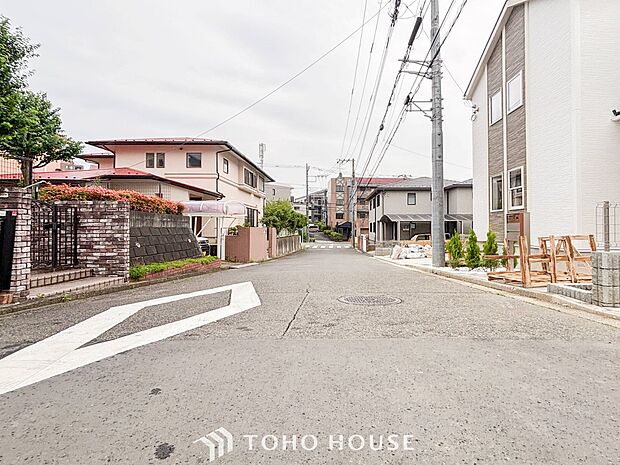 前面道路含む現地写真『快適』は「家」と「街」と「環境」が調和した時に訪れるだと改めて感じさせてくれます。