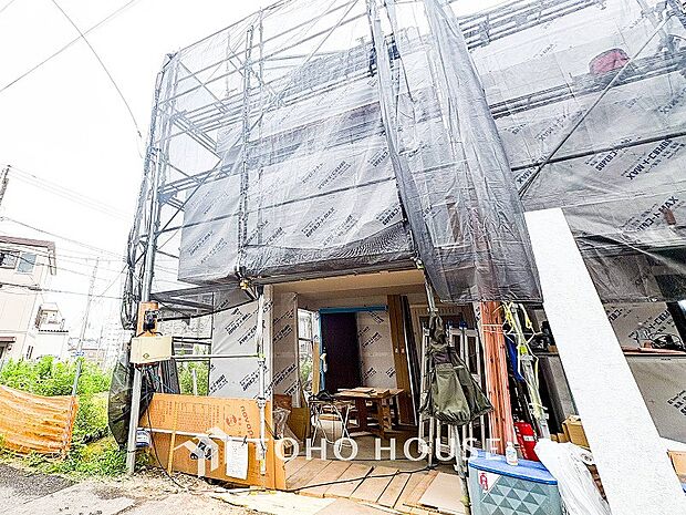 住む人や訪れる人やさしくエスコートする玄関アプローチ。