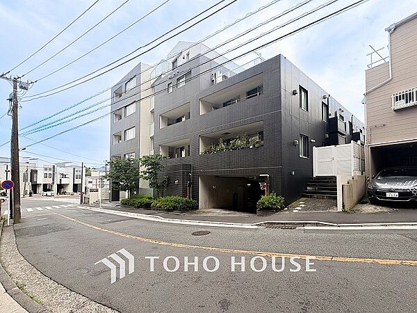 前面道路含む現地写真『快適』は「家」と「街」と「環境」が調和した時に訪れるだと改めて感じさせてくれます。