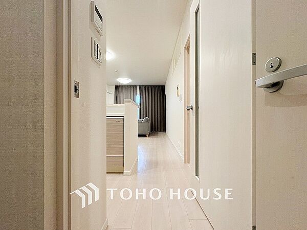 上質感漂う廊下。居住者の帰り、訪れる方を優しく迎える・安らぎに満ちた生活空間を予感させる。