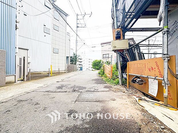 前面道路含む現地写真『快適』は「家」と「街」と「環境」が調和した時に訪れるだと改めて感じさせてくれます。