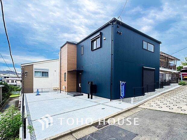 前面道路含む現地写真『快適』は「家」と「街」と「環境」が調和した時に訪れるだと改めて感じさせてくれます。
