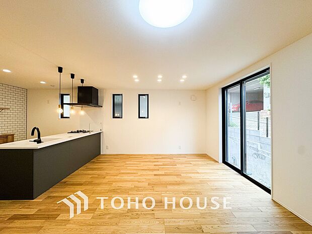 あたたかい日差しがたっぷり降り注ぐLDKは自然と家族の顔があかるい笑顔に。
