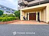 エントランス：住まう誇らしさと安心感を演出する落ち着いた雰囲気のエントランス。