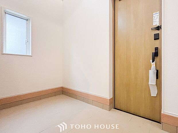 居住者の帰り、訪れる方を優しく迎えてくれる開放感のある玄関。