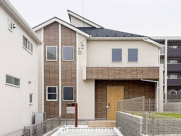 爽やかな青空の下に贅沢なほどに降り注ぐ陽光、豊かな居住性と、クオリティが見事に調和した住空間。