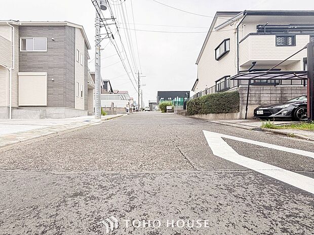 前面道路含む現地写真『快適』は「家」と「街」と「環境」が調和した時に訪れるだと改めて感じさせてくれます。