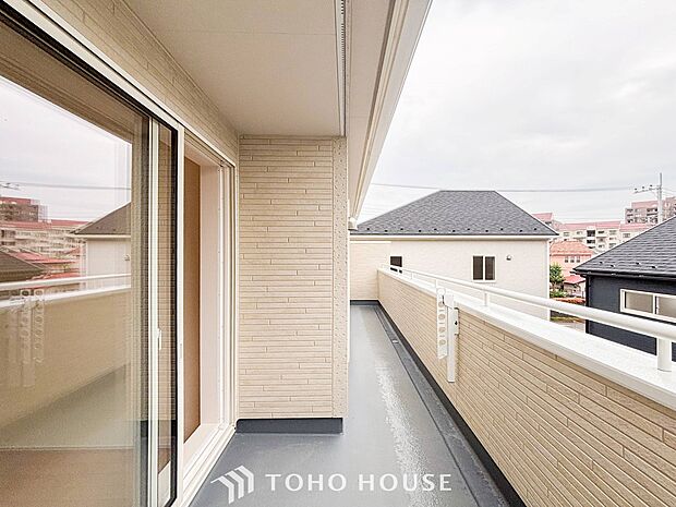心地よい風を肌で感じることのできるバルコニー。