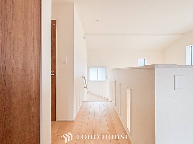 上質感漂う廊下。居住者の帰り、訪れる方を優しく迎え安らぎに満ちた生活空間を予感させます。