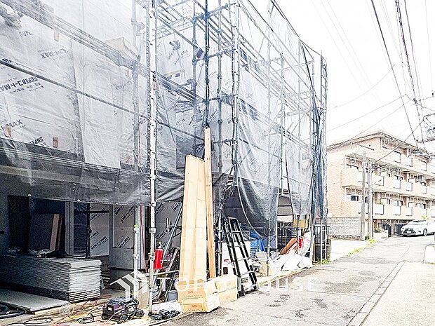 風を感じ解放感あふれる光に満ちた住まい。
