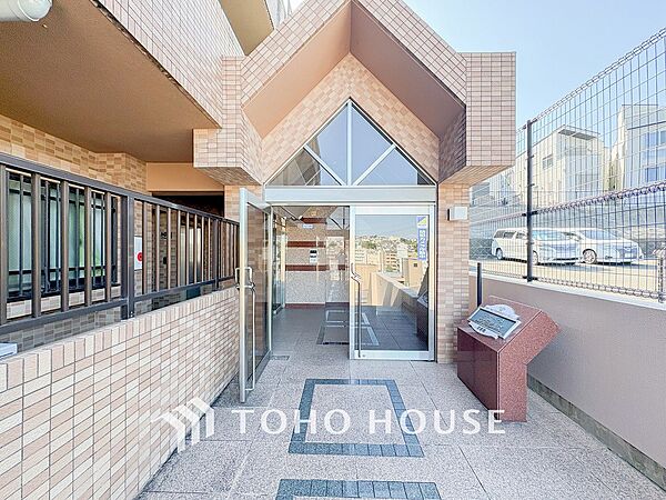 住まう誇らしさと安心感を演出する落ち着いた雰囲気のエントランス。